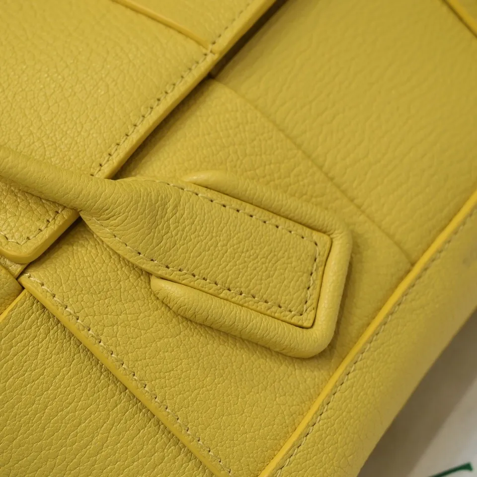 Bottega Veneta [Love]Arco Medium 🖤Litchi pattern/Size: Bag opening 33, bag body 22*6*20 BV’s most classic elements, showing the uniqueness of art, maintaining fresh fashion radiance, high-end design, more fashionable, effortlessly bringing out the soul of the bag, easy to wear, large capacity, don’t worry about things, absolutely enough to hold! Model 【6683#】Pineapple Yellow